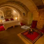 Asmali Cave House *